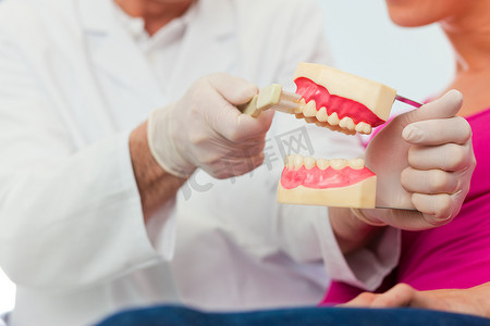牙科教学摄影照片_牙医向病人解释刷牙