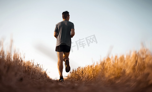 越野跑步摄影照片_跑步者一大早就在户外训练。