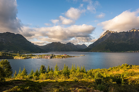 色彩缤纷夏日摄影照片_挪威色彩缤纷的夏日风景与尖锐的山峰。