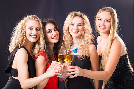 派对、假期、庆祝活动和新年前夜的概念 — 快乐的年轻女人在派对上碰杯香槟