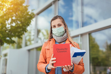 大学大楼前戴口罩的女学生