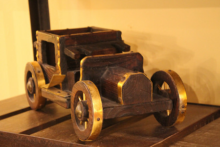 木制玩具车中的古董玩具