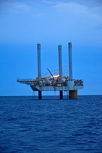清晨，泰国湾的海上石油钻井平台。