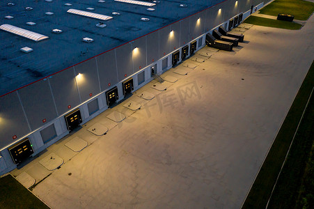 货物仓库夜间鸟瞰图。