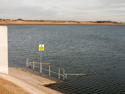 紫色长方形对话框摄影照片_警告黄色深水标志水下结构自然保护区