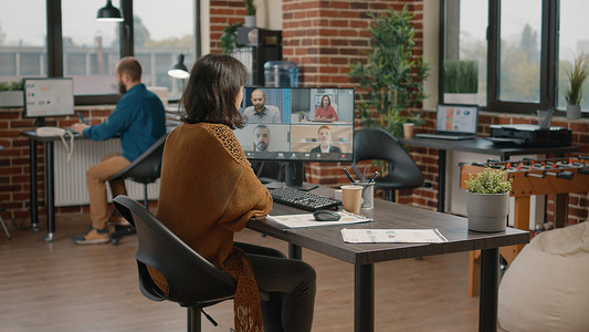 员工在电脑上使用视频通话与同事交谈