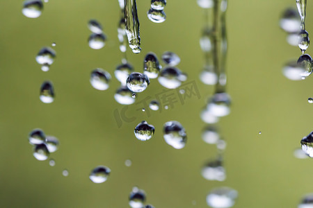阴天下雨雨滴摄影照片_室外掉落的水滴