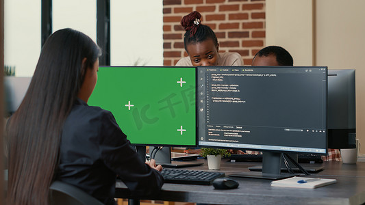 软件开发人员在电脑前用绿屏色度键模型编写算法