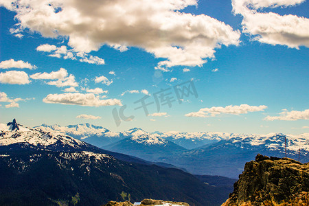 惠斯勒摄影照片_阳光明媚的日子里惠斯勒山的山顶
