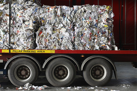 回收厂卡车上堆放的回收纸