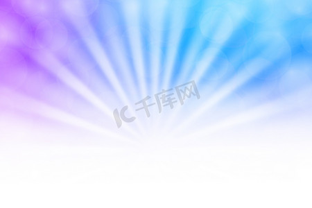 柔和的紫色和蓝色散景灯光束照射在渐变红色背景和白色复制空间上，散景彩色浅紫色和蓝色柔和的阴影，散景灯照射在渐变柔和的紫色蓝色和白色上