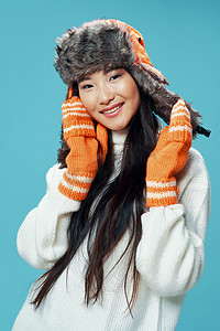 冬天戴帽子的女人带着手套白色毛衣很酷