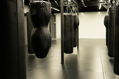 沙袋拳击训练练习，用于从沙袋冲击力、跆拳道俱乐部的力量健身。
