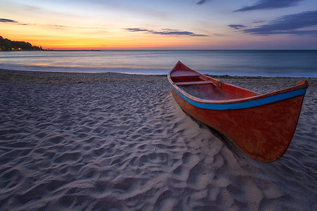 红船摄影照片_美丽的早晨，沙滩上孤独的红船