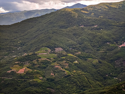 意大利、利古里亚风景与山树和 Vellego 村的村庄，旅游报道