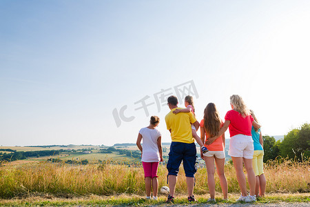 一家人散步，看着他们家的风景