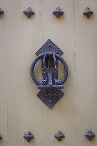 敲好吃摄影照片_马耳他房子的门环前门