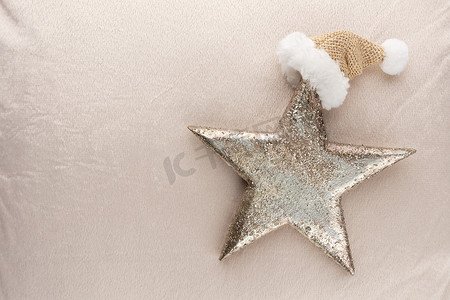 羊毛背景的金色圣诞星星。