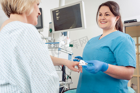 护士为病人手术准备血压传感器