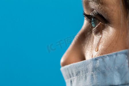 一位年轻的女医生在失去一名长期接受治疗的 COVID-19 患者后哭泣。