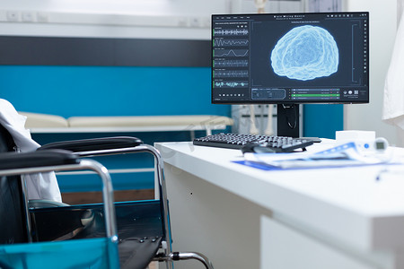 电脑站在桌子上，屏幕上有大脑 ct 扫描