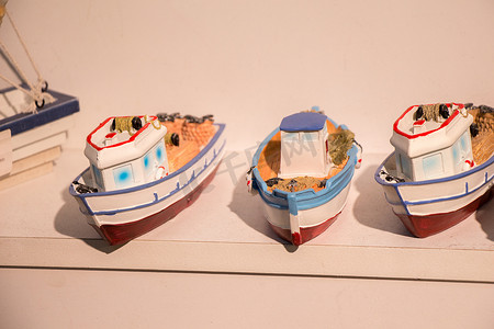 彩色小帆船摄影照片_一套彩色小模型船