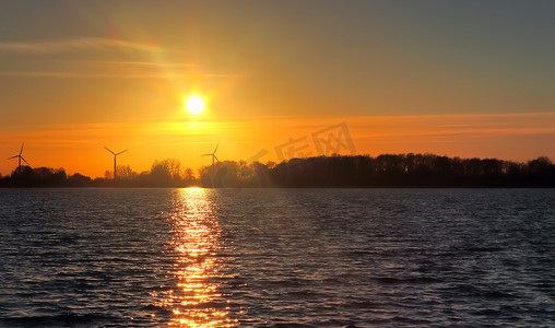 黄色和橙色科尔湖的美丽浪漫的日落