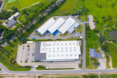 屋顶装有太阳能电池板的现代仓储仓库鸟瞰图.