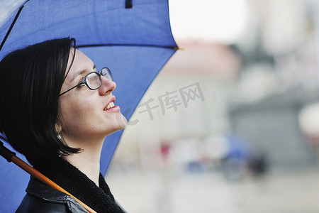 街上打伞的女人