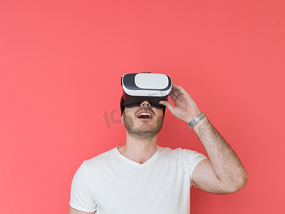 虚拟现实现实摄影照片_使用虚拟现实 VR 耳机眼镜的年轻人