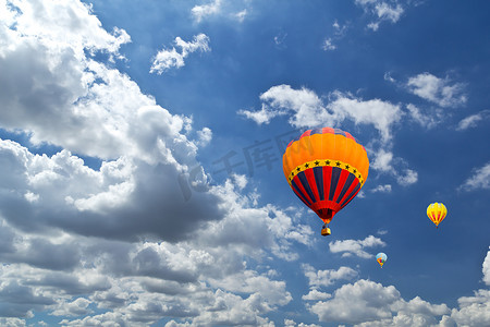 蓝天白云免费下摄影照片_蓝天白云下的彩色热气球