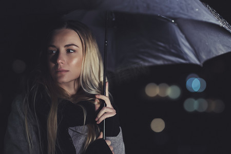 美丽的悲伤女人在雨夜