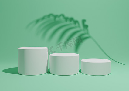 蓝展台摄影照片_明亮的绿松石绿色，3D 渲染一个简单、最小的产品展示组合背景，在自然产品的背景中有三个讲台或展台和棕榈叶阴影