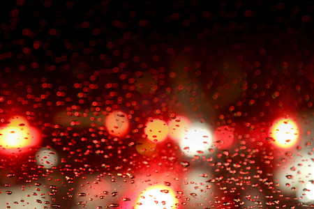 彩色红色闪光复古灯散景夜背景，雨夜背景上的散焦散点闪光灯