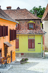 石头铺成的老街，有来自锡吉什瓦拉堡的彩色房屋
