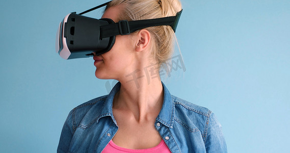 使用虚拟现实 VR 耳机眼镜的女性