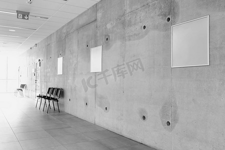 教室里空荡荡的测验蜂房的黑白照片
