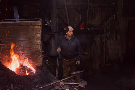 年轻的传统铁匠用明火工作