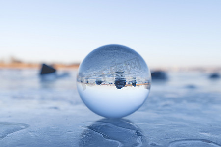 冬天结冰的湖面上的水晶球