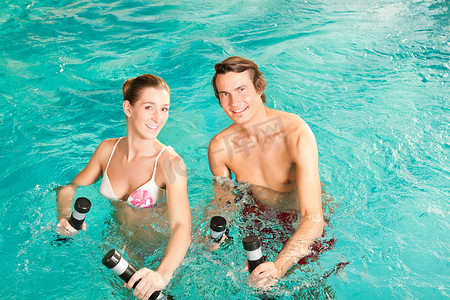 健身-在游泳池或水疗中心的水下运动和体操