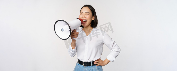 年轻女性、韩国活动家、招聘人员用扩音器尖叫、搜索、对着扩音器大喊、站在白色背景上的形象