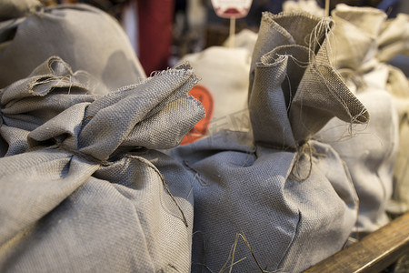 帆布袋口袋摄影照片_农贸市场用手推车装粮食的帆布袋作为装饰