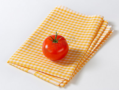 红方格桌布摄影照片_格子茶巾和红番茄