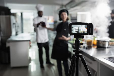 关闭摄像机记录食品行业工人在广播时准备美味佳肴。