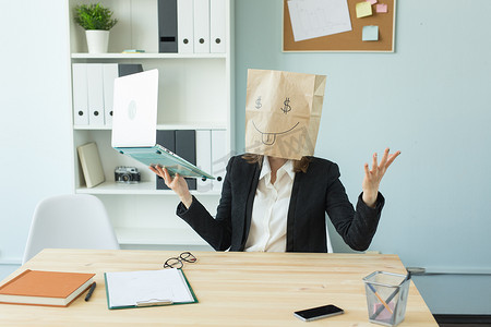 商业、情感和金钱概念 — 办公室疯女人在她头上放了一个包裹，上面画着滑稽的脸。