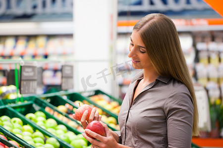妇女在超市购物杂货