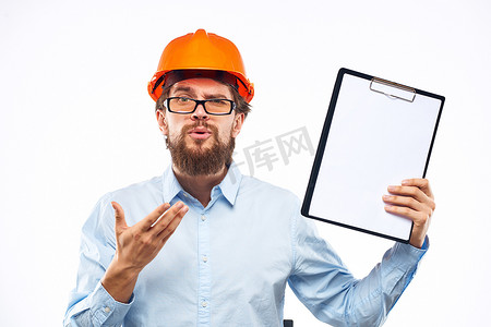 工程师橙色头盔安全专业手册在手工裁剪视图中
