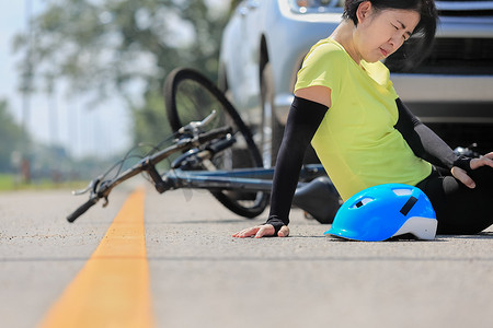 道路上与自行车的事故车祸