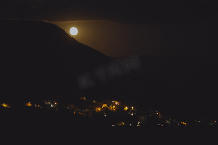 从克罗地亚的岩石山上欣赏亚得里亚海沿岸城市的月光夜景，不同的色调