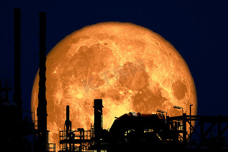 草莓满月回到夜空中的轮廓炼油厂